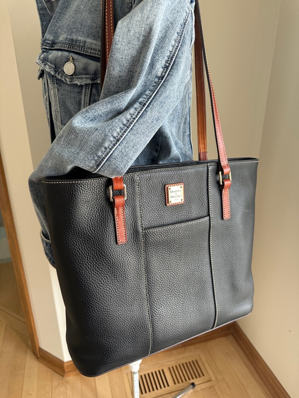 Dooney & Bourke Lexington Black Pebble Zip-top Tote! Excellent Condition!!